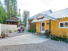 Cozy and Sheltered Entry to Main Home Cozy and Sheltered Entry to Main Home